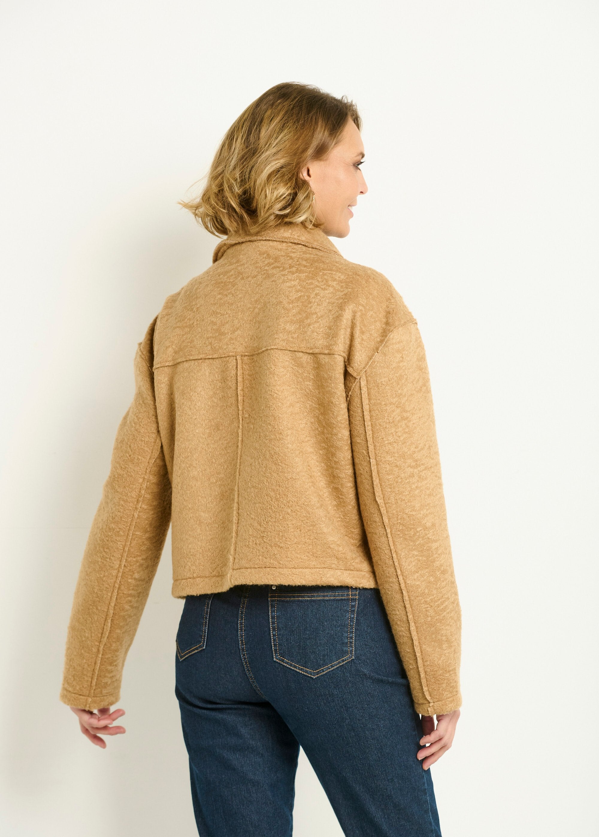 Veste_courte_zippée_en_bouclette_Camel_DO1_slim