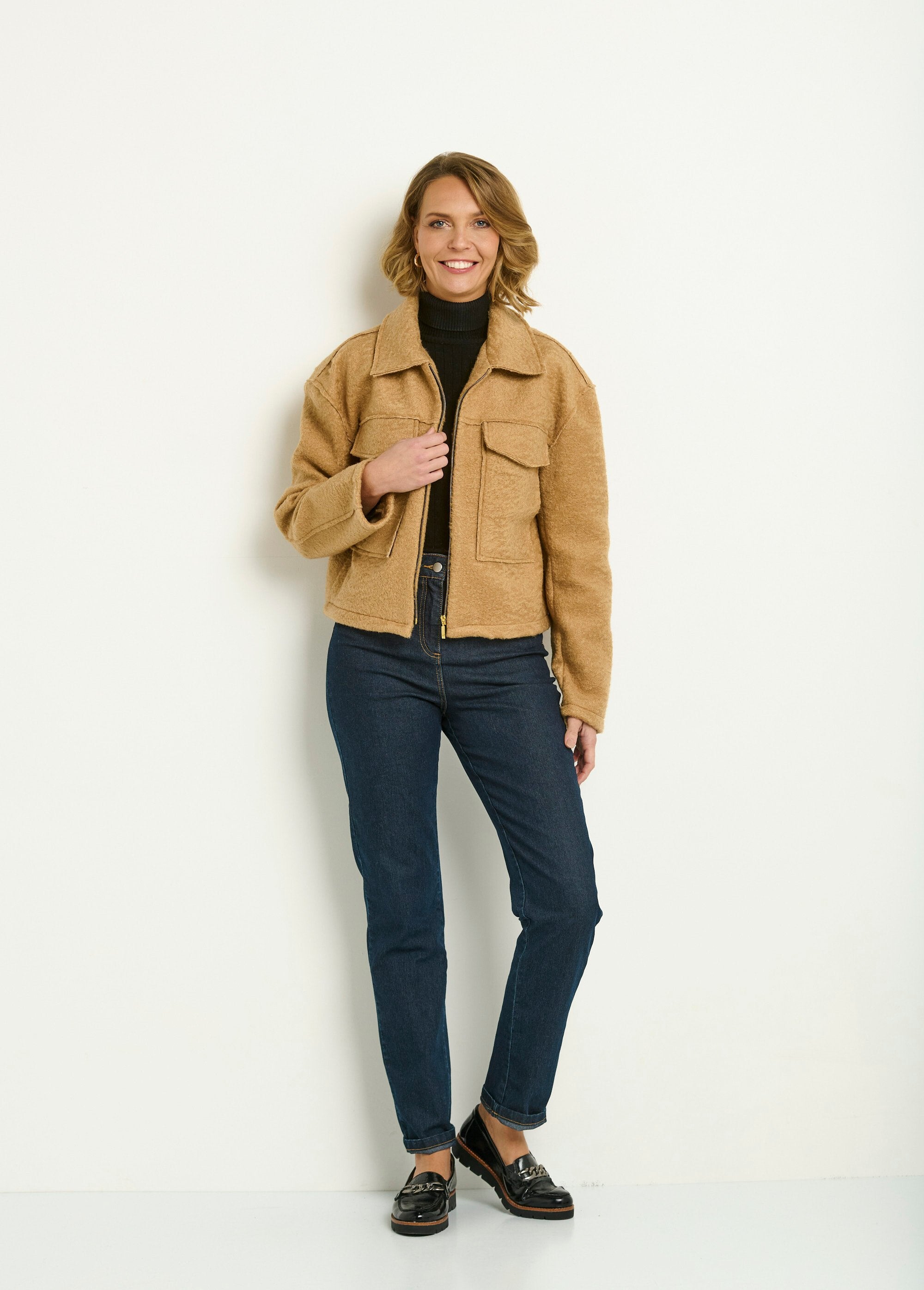 Veste_courte_zippée_en_bouclette_Camel_SF1_slim