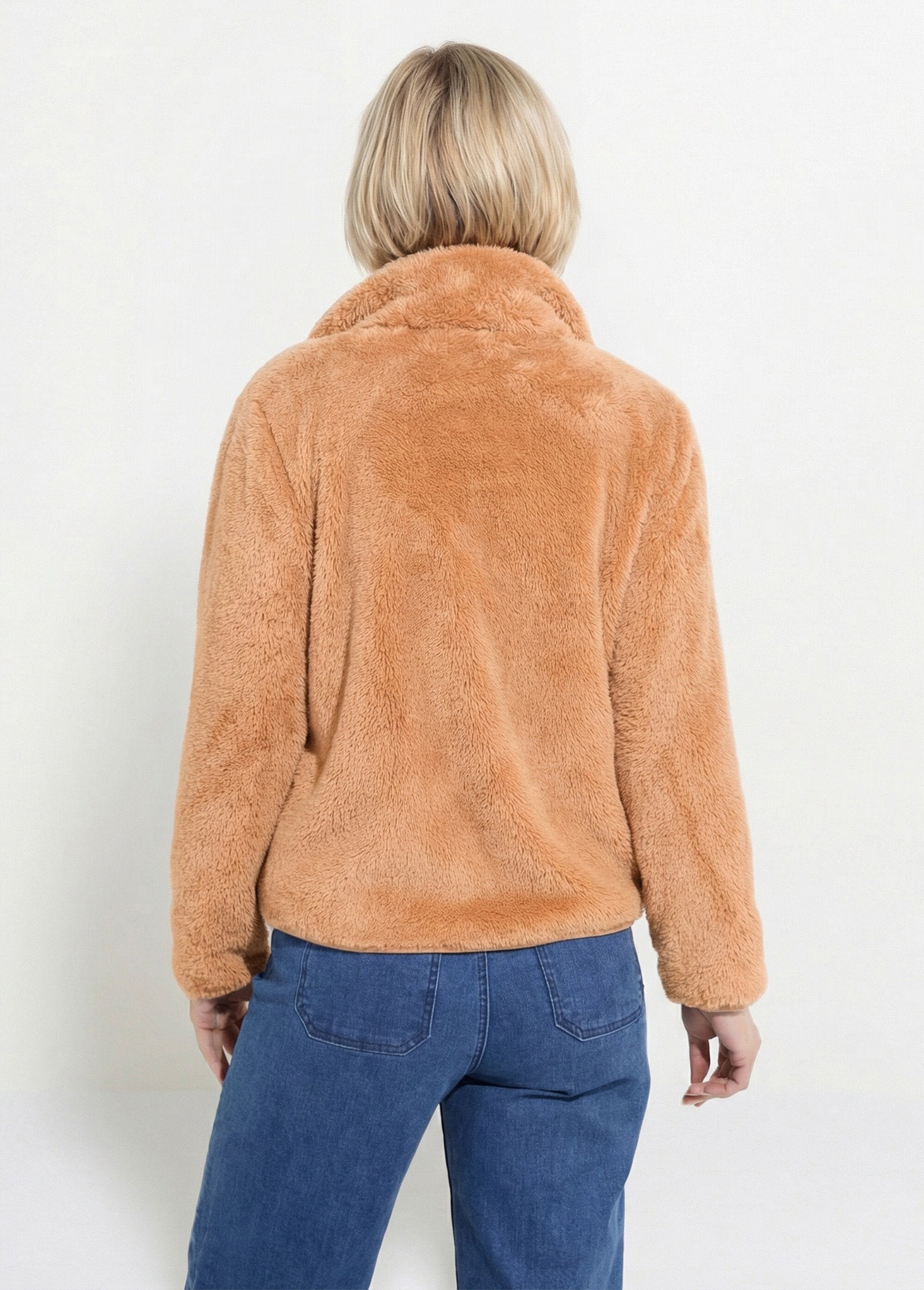 Chaqueta_de_piel_sintética_con_cuello_alto_y_mangas_largas._Gamuza_DO1_slim
