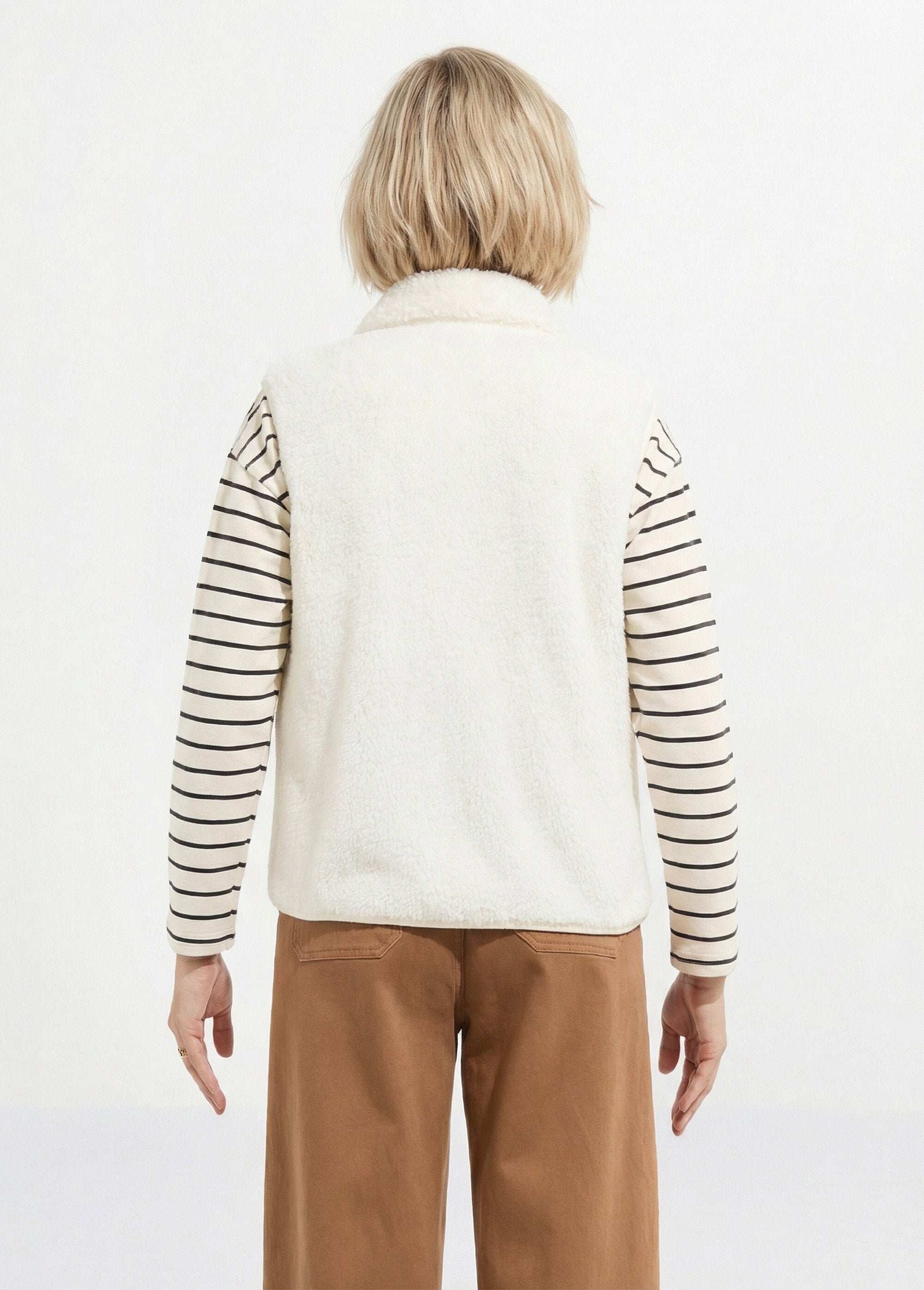 Chaqueta_de_piel_sintética_sin_mangas_con_cuello_alto_Crudo_DO1_slim