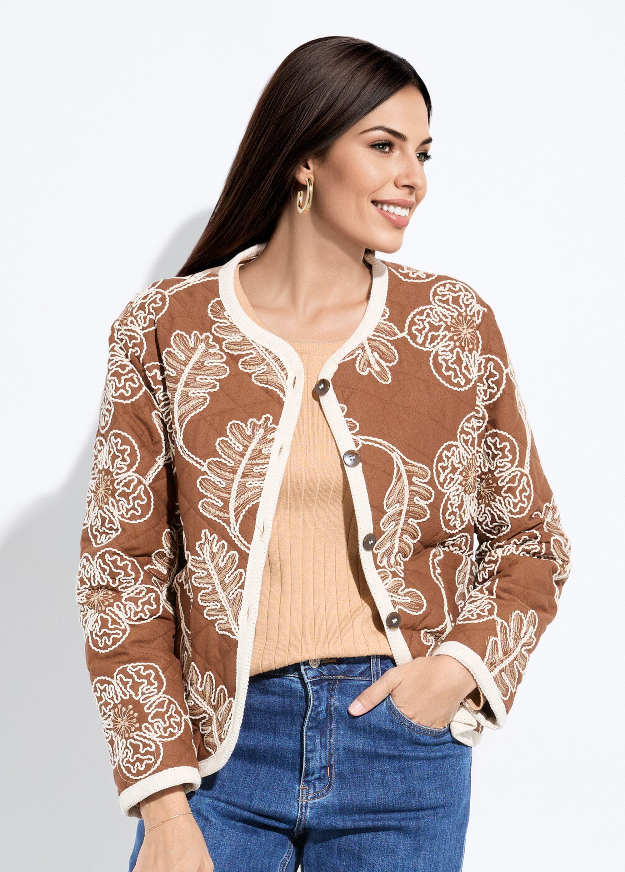 Chaqueta_de_sarga_acolchada_bordada_camello_FA1_slim
