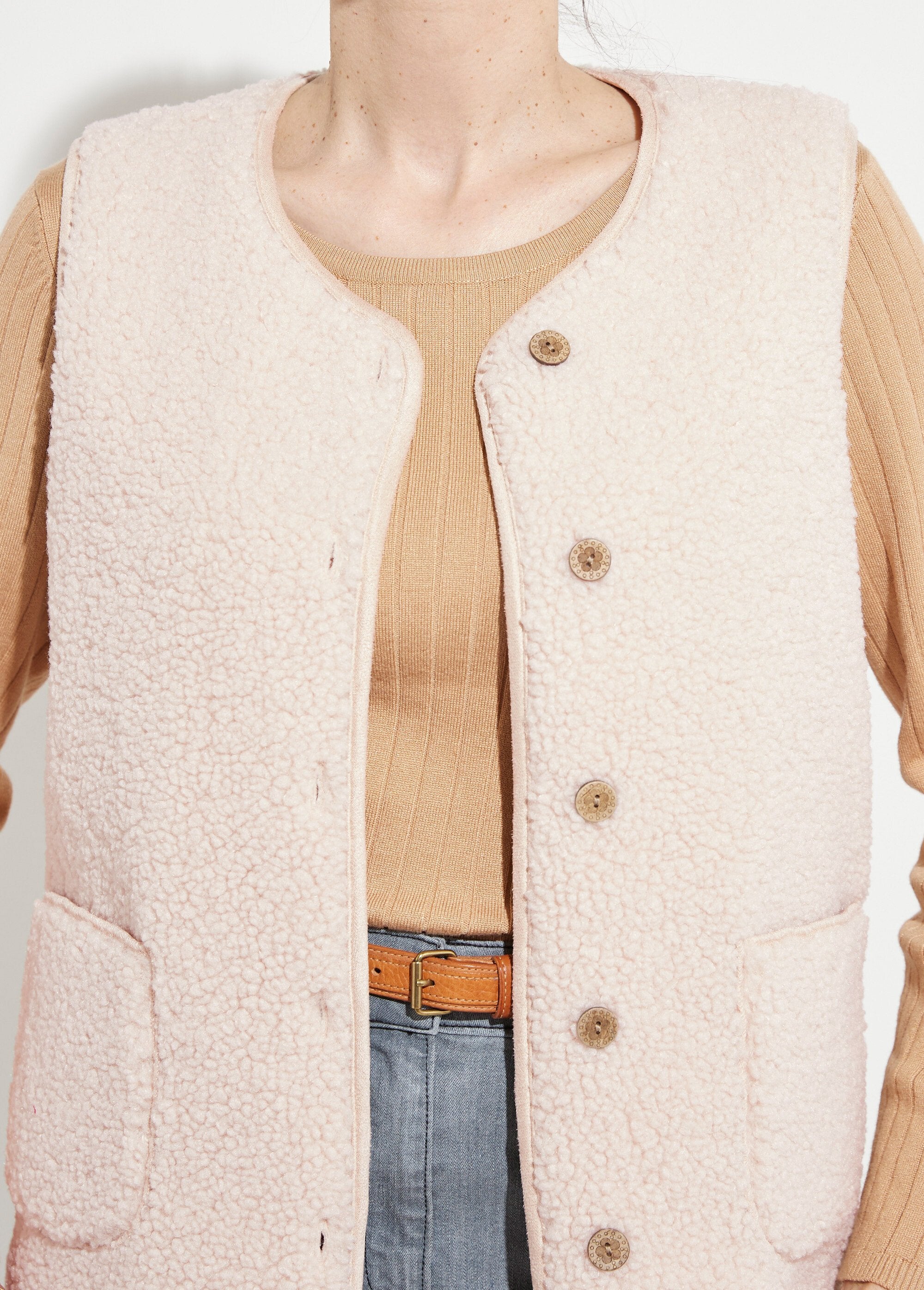 Chaqueta_sin_mangas_de_sherpa_con_interior_aterciopelado._Beige_DE1_slim