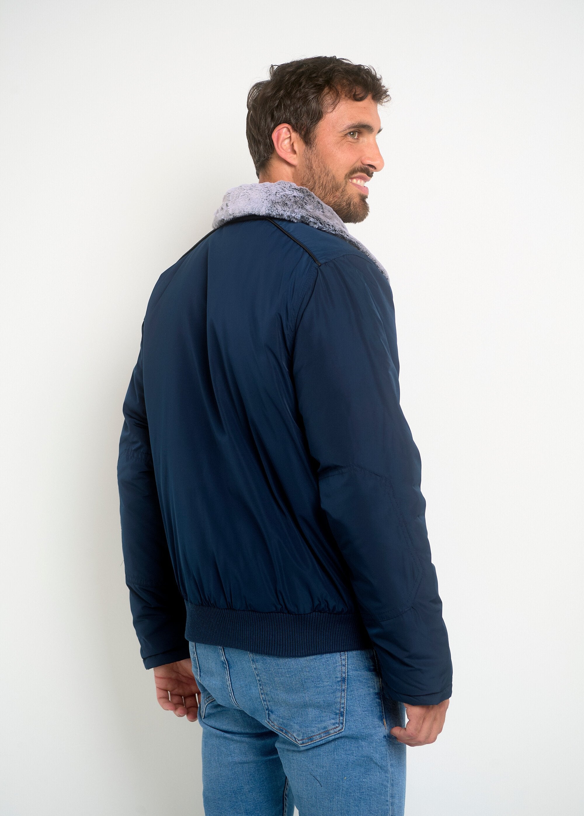 Chaqueta_estilo_aviador_con_cuello_alto_forrado_Azul_DO1_slim