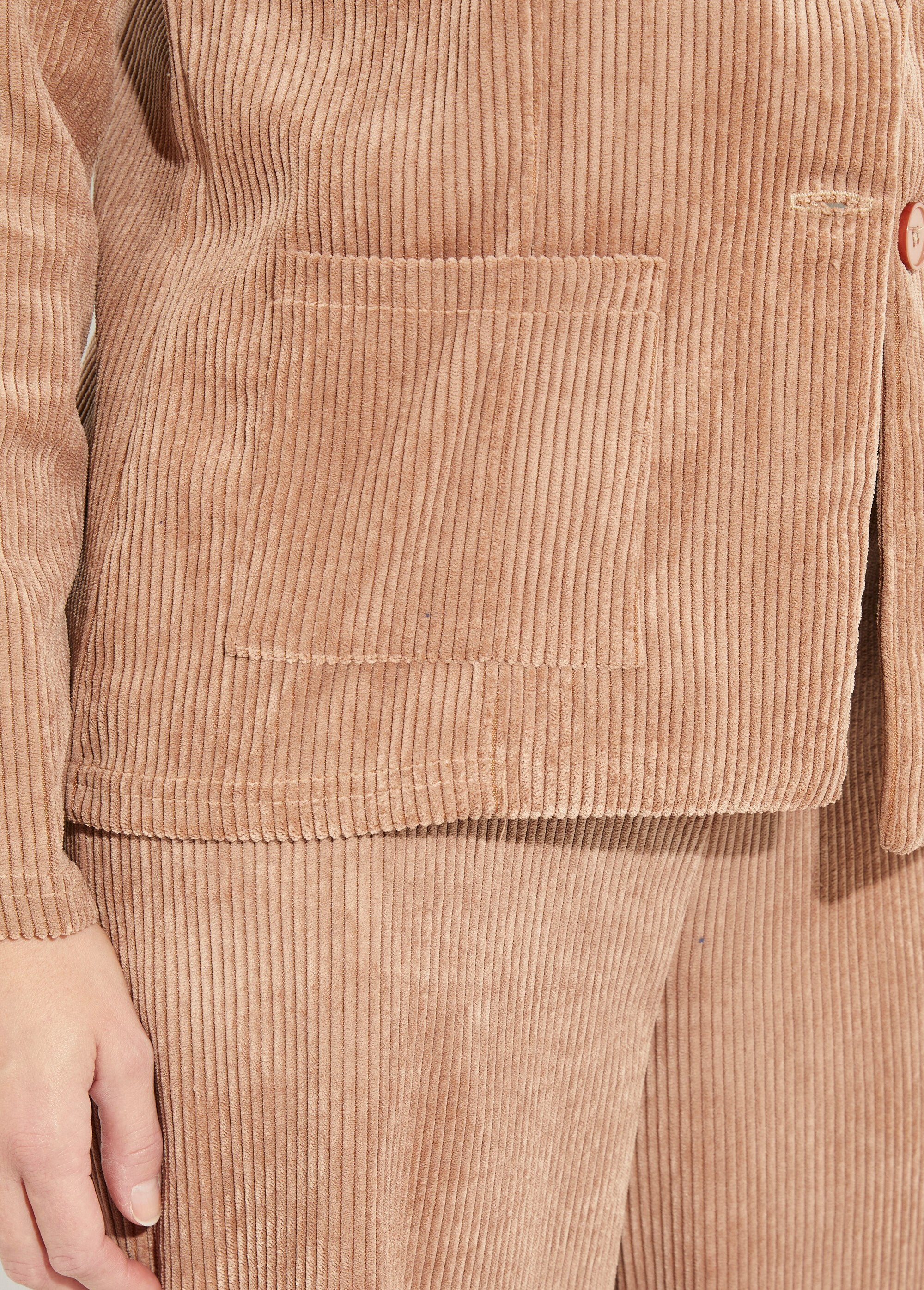 Chaqueta_de_pana_de_cintura_ancha,_cuello_sastre_camello_DE2_slim