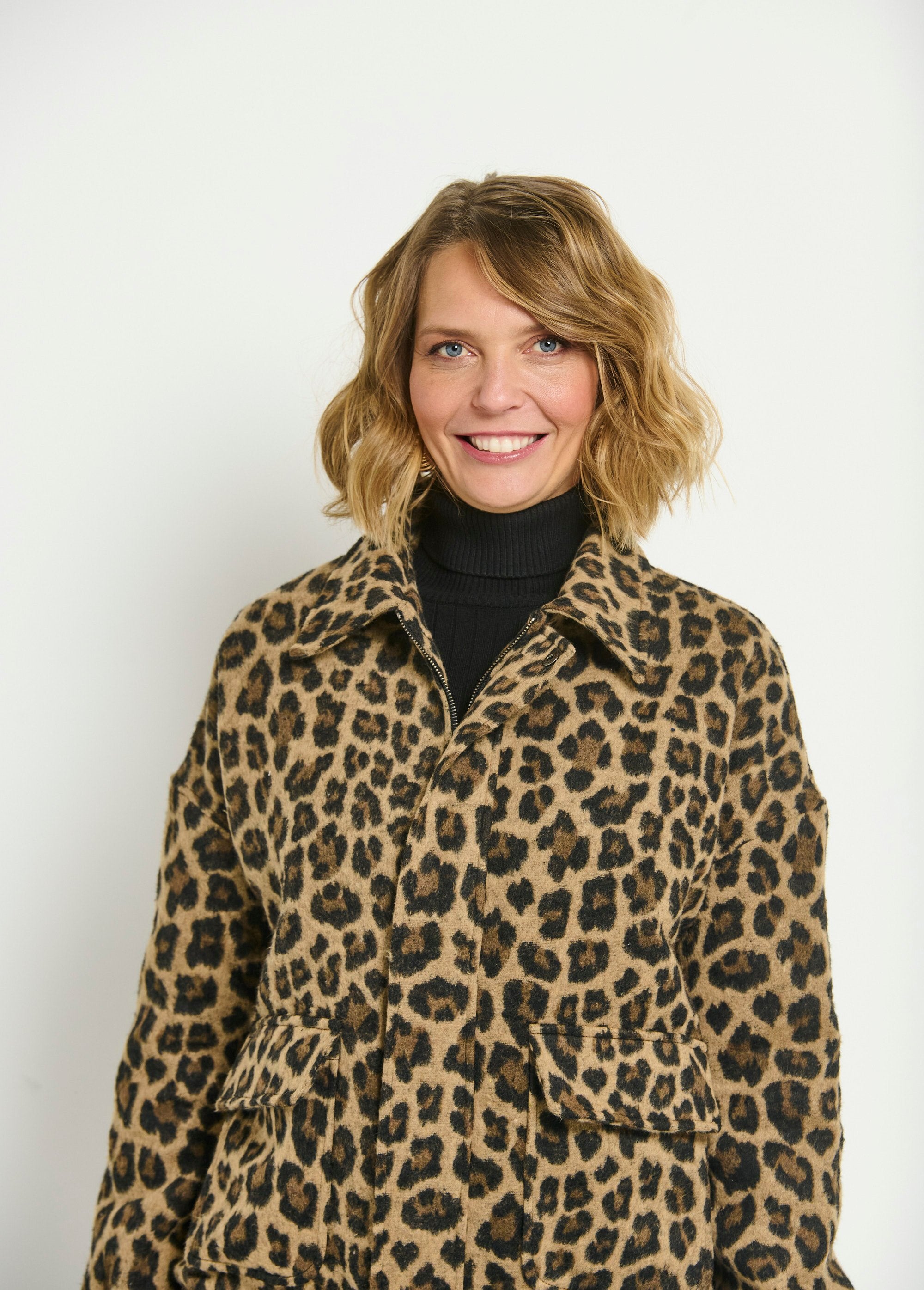 Chaqueta_con_cremallera_y_bolsillos_de_parche_con_estampado_de_leopardo_Leopard_DE1_slim