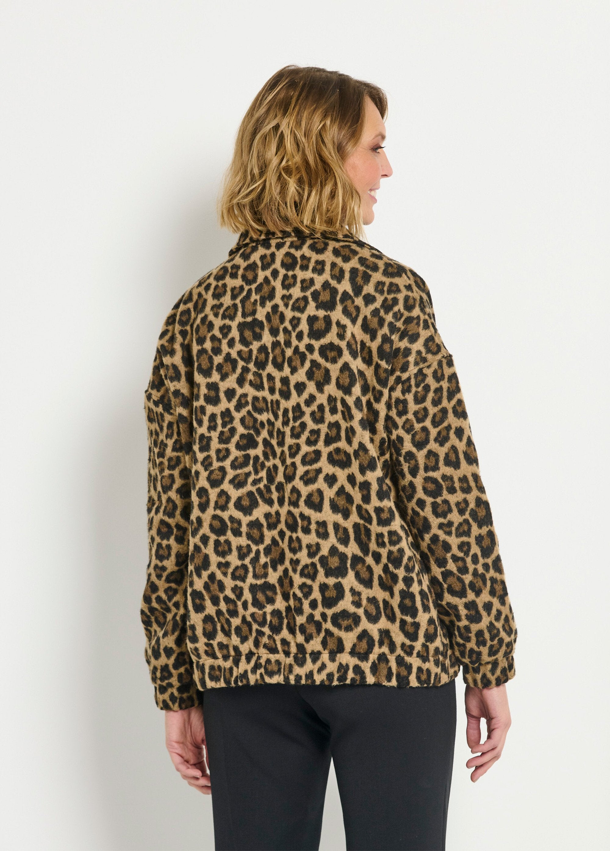 Chaqueta_con_cremallera_y_bolsillos_de_parche_con_estampado_de_leopardo_Leopardo_DO1_slim