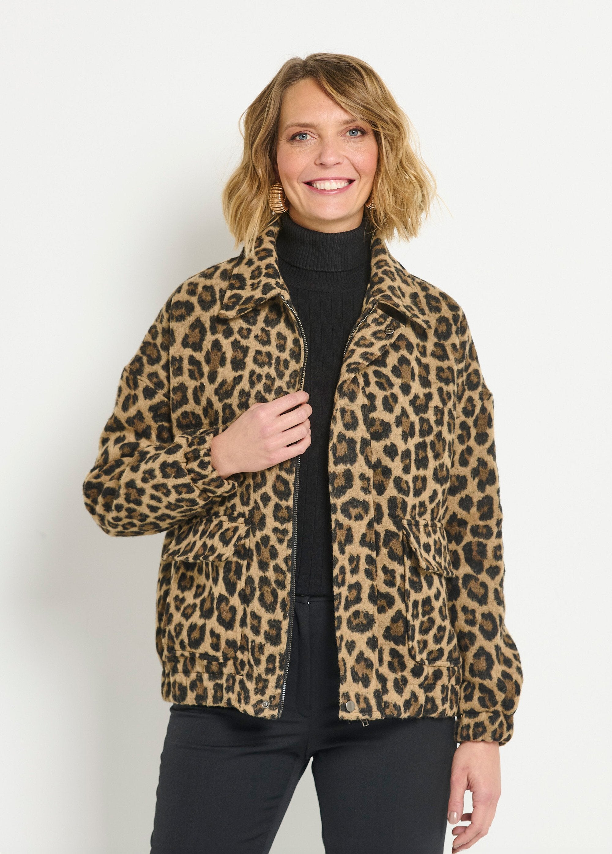 Chaqueta_con_cremallera_y_bolsillos_de_parche_con_estampado_de_leopardo_Leopardo_FA1_slim